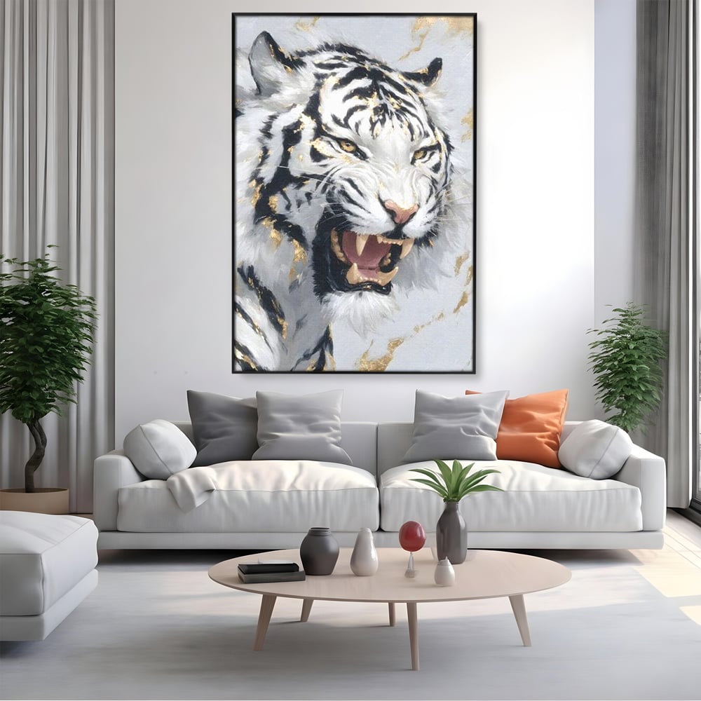 Tablou canvas cu tablou canvas cu tigru alb si auriu, in rama de aluminiu negru, pe perete intr-un living